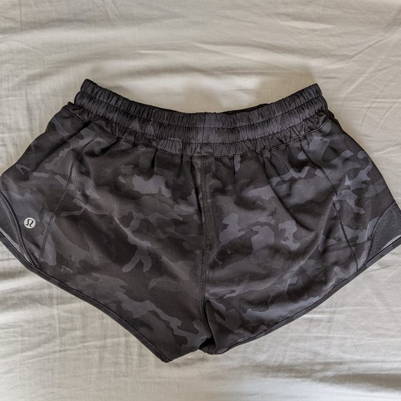 Lululemon Hotty Hot Short 2.5" LR - 6 - Black Camo - Picture 4 of 5
